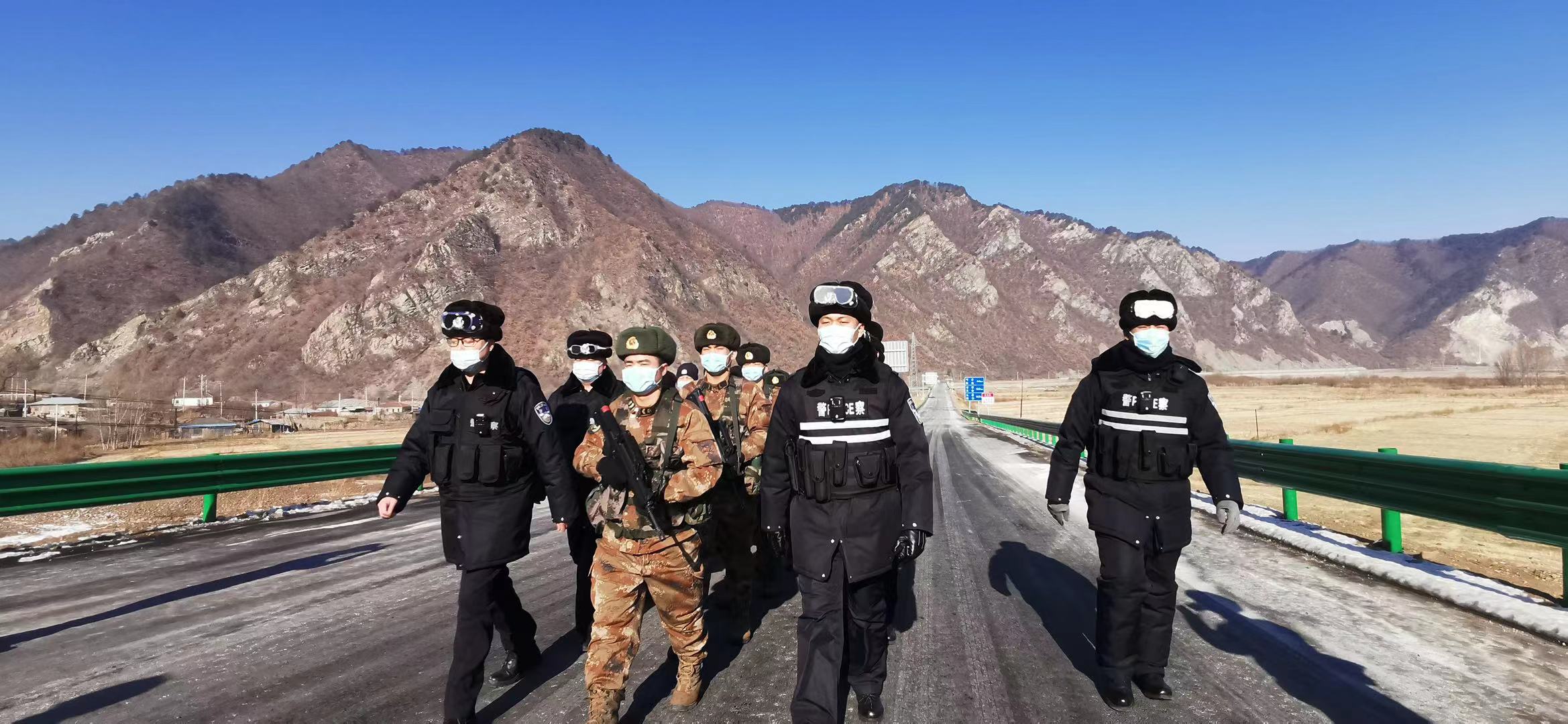 和龙边境检查站联合南坪边境派出所及边防部队开展清理清查活动