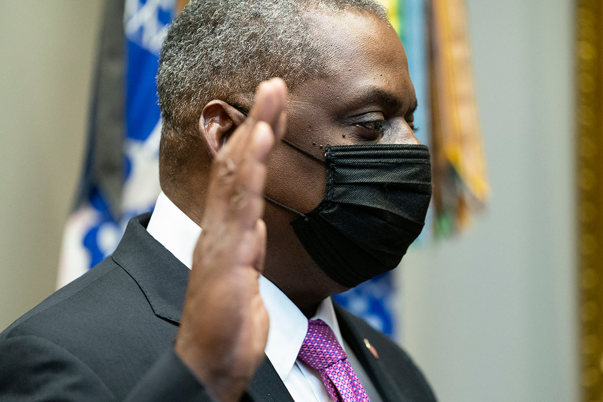 美国首位非裔国防部长宣誓就职副总统哈里斯见证