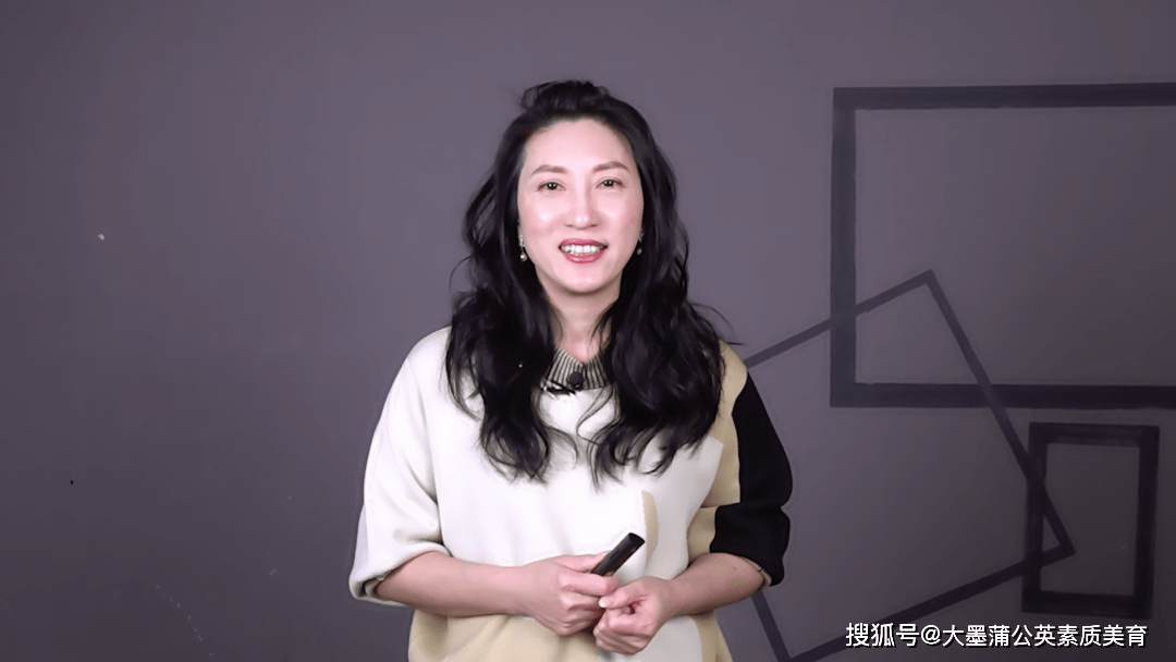 大墨蒲公英创始人墨墨老师在峰会上说:"对于一个美育品牌而言,课程是
