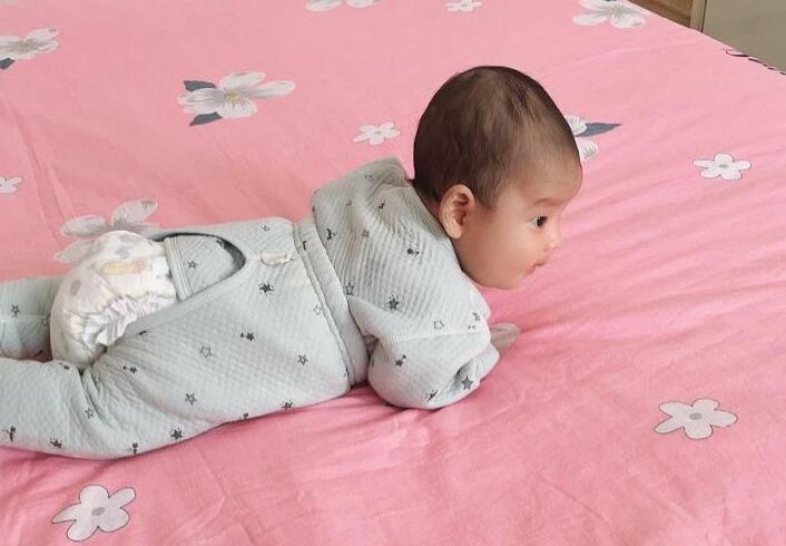 郑恺晒女儿百日照,趴卧背影呆萌可爱,圆滚滚的后脑勺很"抢"镜