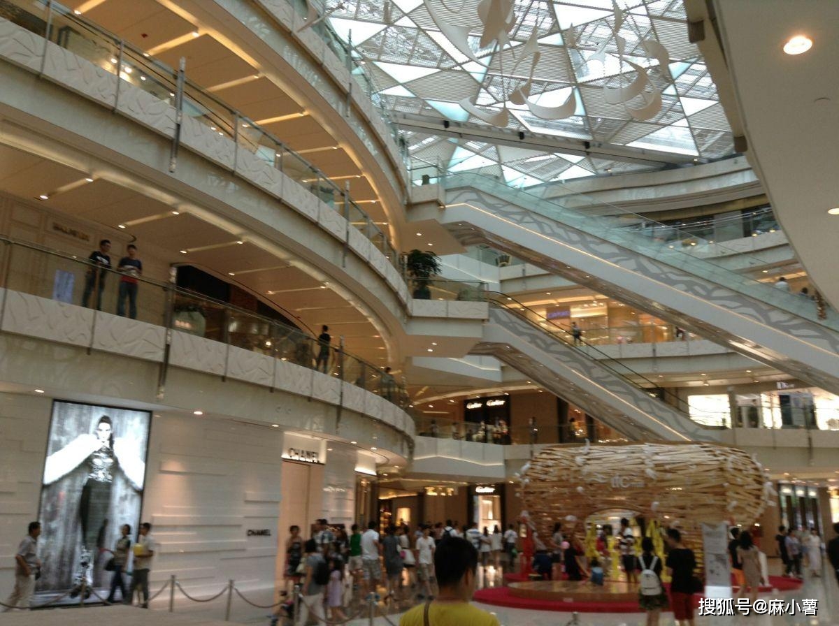 上海市中心顶级商场，有31家世界级奢侈品店，如今门店冷清顾客少