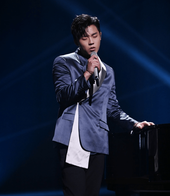 早年随组合cross gene出道,并发行首张专辑《timeless:begins》.