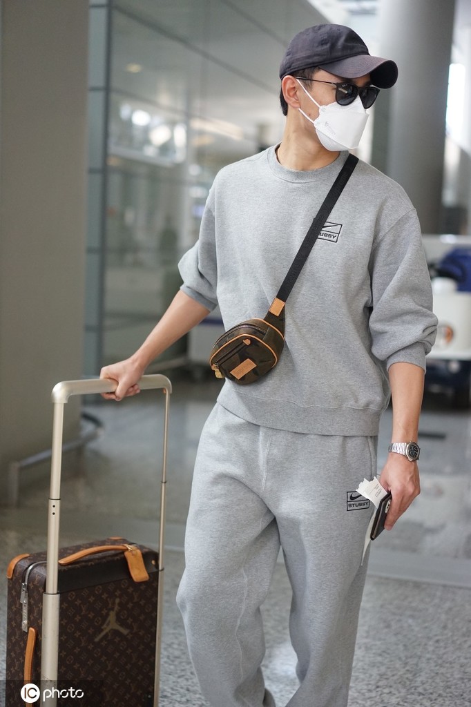 王彦霖帅气造型,运动装穿出潮流范