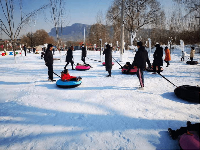 景梅山戏雪乐园，集戏雪、游乐于一体，冰雪嘉年华约起来吧！