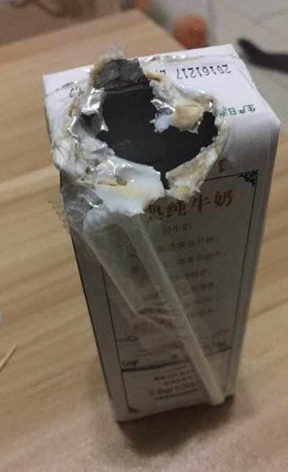 貓咪愛上喝牛奶，趁獨自在家時將牛奶開了喝，網友：這貓成精了 萌趣萌寵 第1张