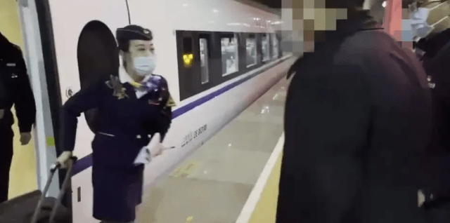 乘客带70万现金坐高铁 下车开箱一看急得他当场报警！