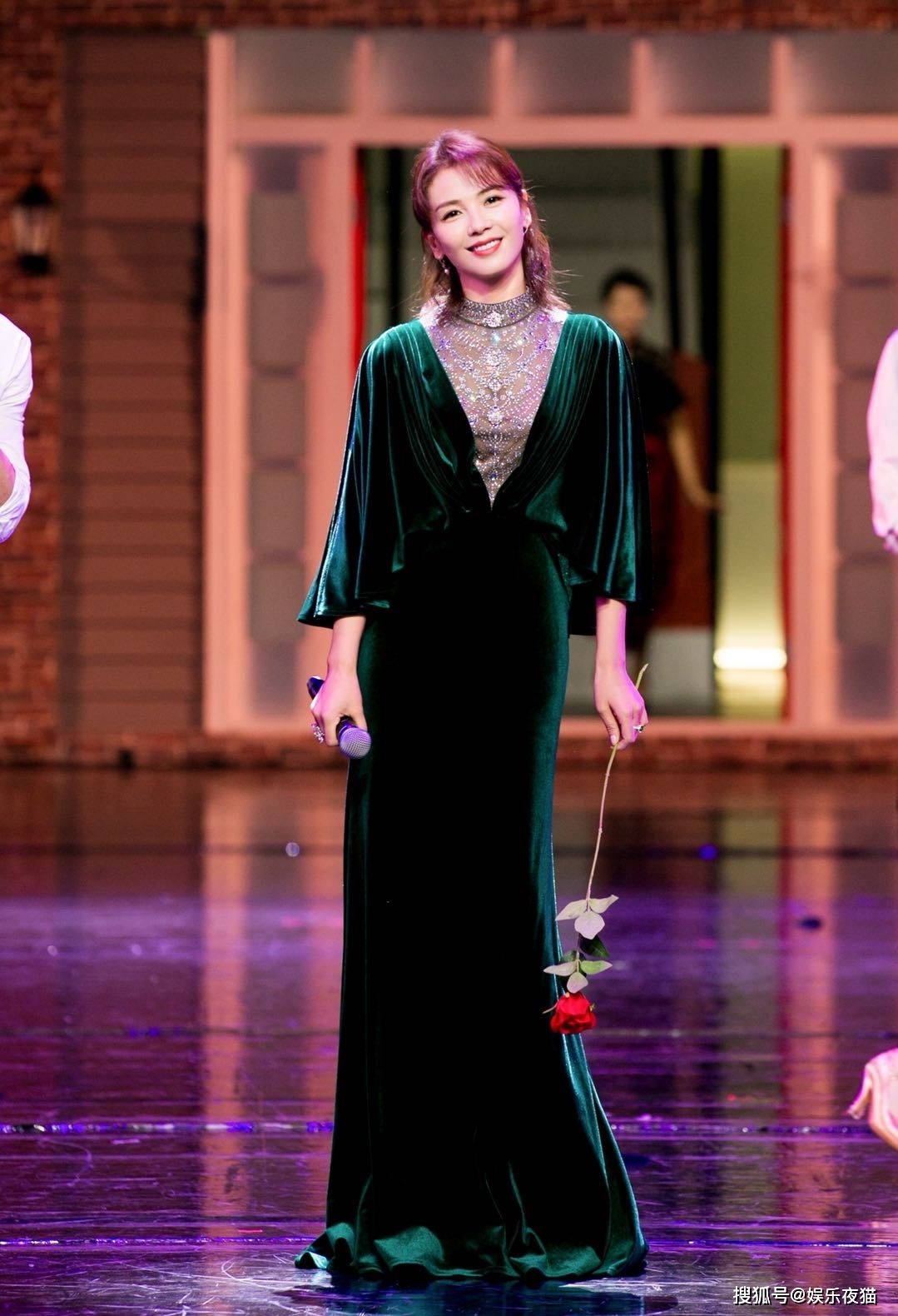 佟丽娅穿黑色法式丝绒长裙，气质时尚优雅，第六张最显身材 - 知乎
