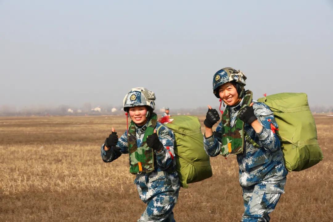 军装女兵壁纸图片