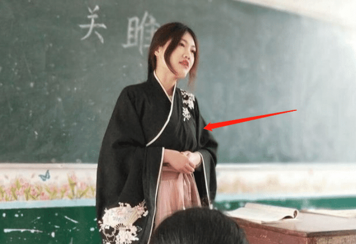 原创老师穿奇装异服上课家长直呼有伤风化网友大惊小怪