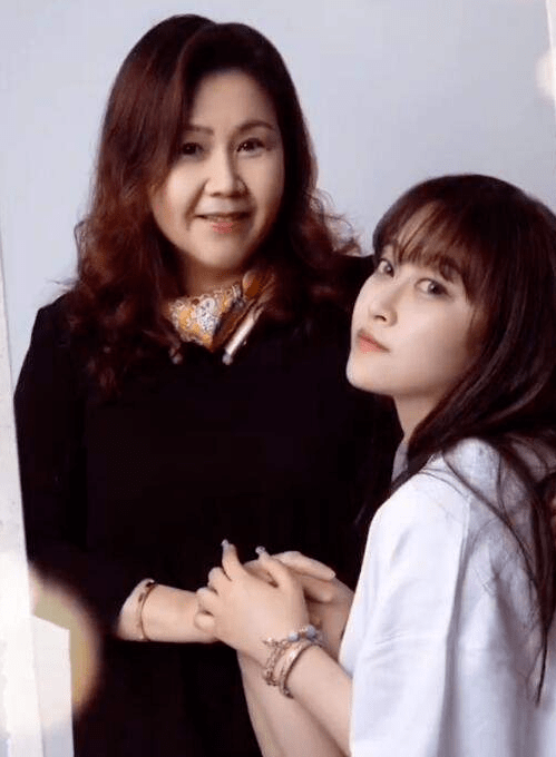 孙侨潞意外去世,妈妈忍痛晒与女儿生前合影悼念:想你的28天!