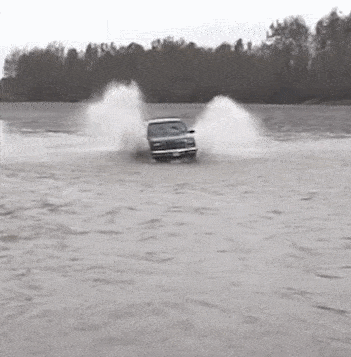 图片[1]-GIF搞笑段子：哥们，你开的只是辆汽车，不是船……-妖次元