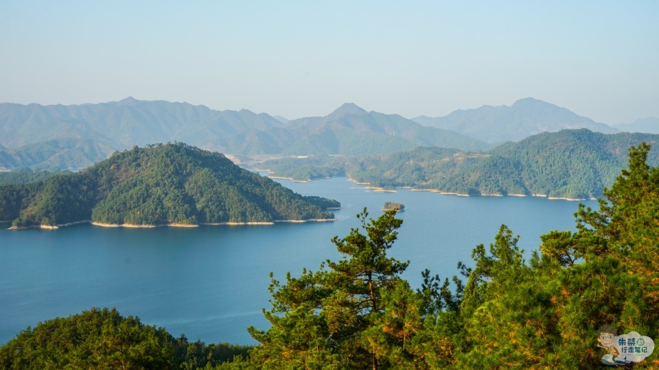 千岛湖的一级景点，与梅花有极深的渊源，是登高观湖揽胜的最佳处