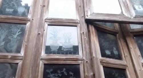 安徽农村的一座古宅，用进口的镀锌铁皮做大门，玻璃都是德国产的