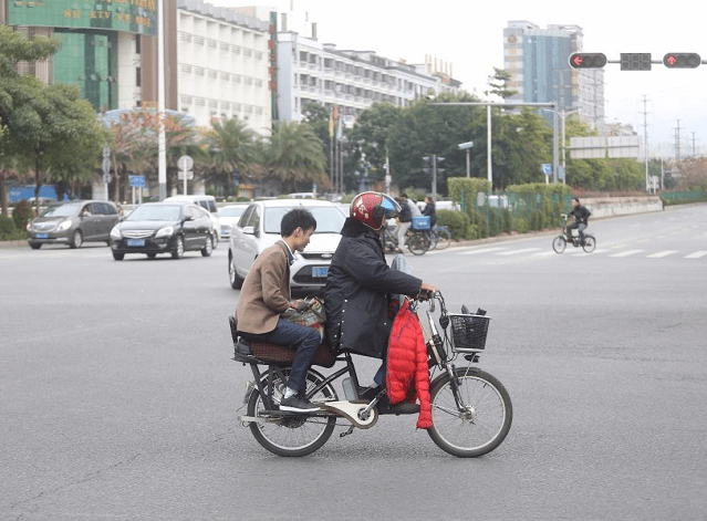 2月起,电动车这3种行为,查到会处罚最高50元,别不听劝啦
