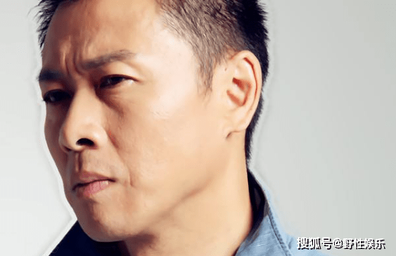 这位男演员叫胡亚捷