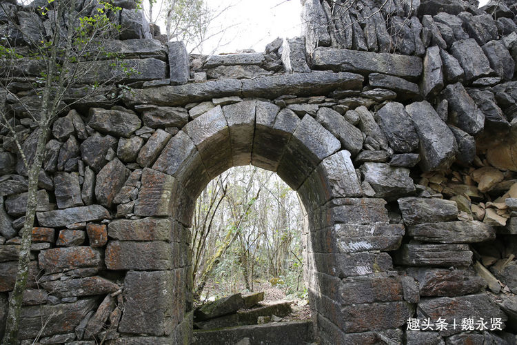 古代山民山顶建山寨躲避土匪，山顶上的山寨一夫当关万夫莫开