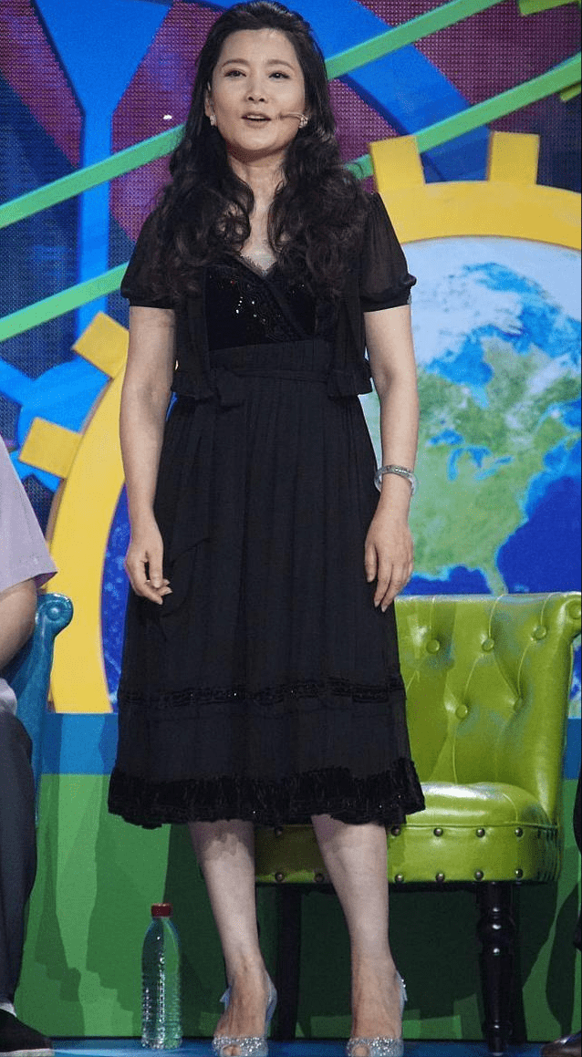 原创奔六的何赛飞还穿得这么艳,宽松旗袍挡不住好身材,可惜粉底太浓