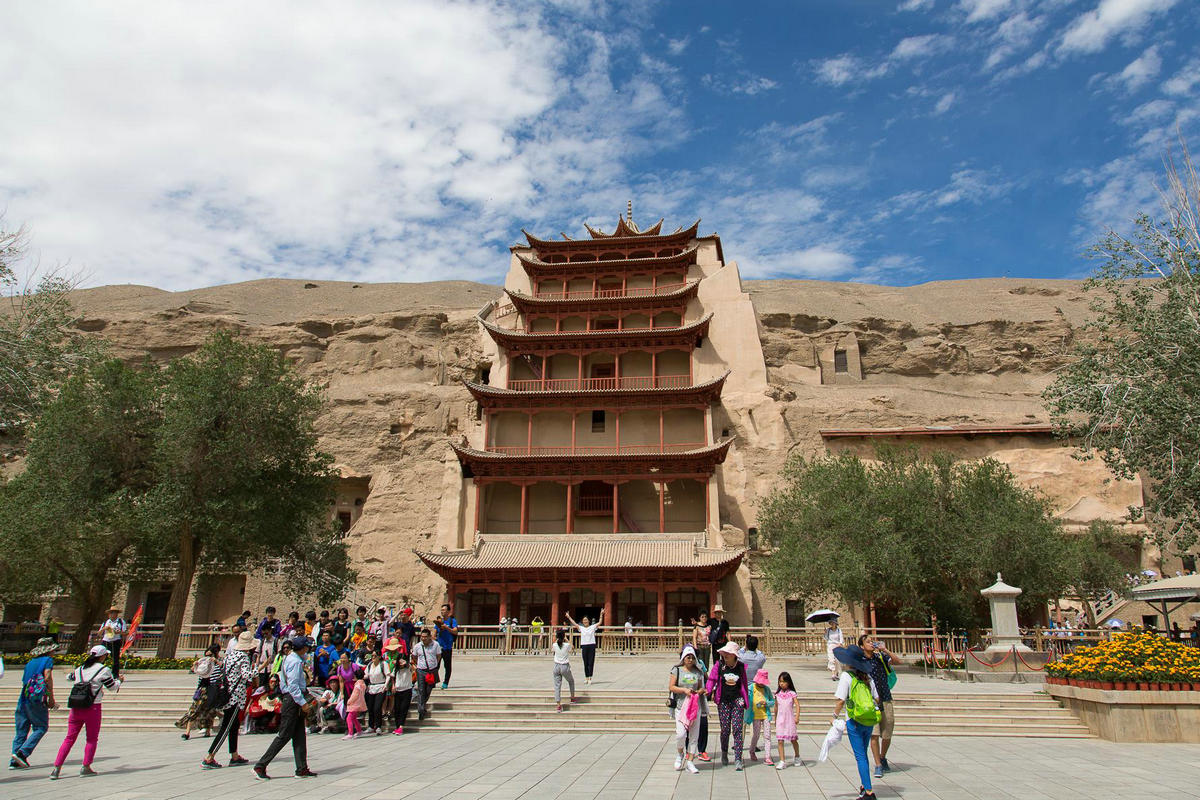 代表了我国规模最大,内容最丰富,艺术价值最高的石窟艺术,有"丝路明珠