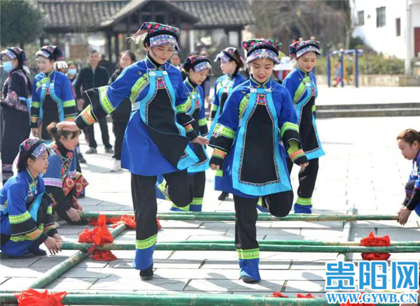 拦门酒、唱山歌、跳竹竿舞……花溪龙井村布依族村民过新年了