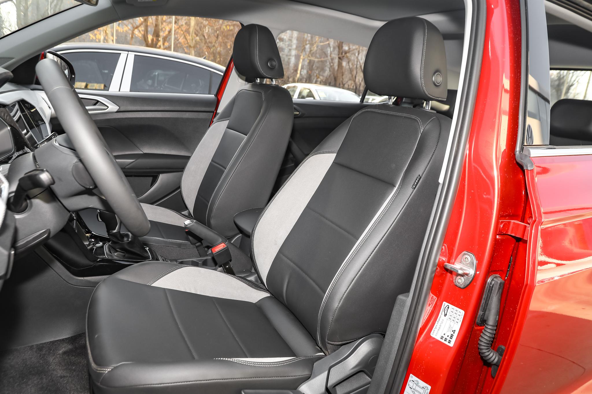 探影座椅还是一如既往的大众风格,内部填充物厚实但又不会对身体形成