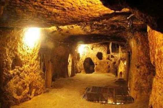 越南发现“神秘”地洞，人们一住就是几个月，看完内部装修我惊了