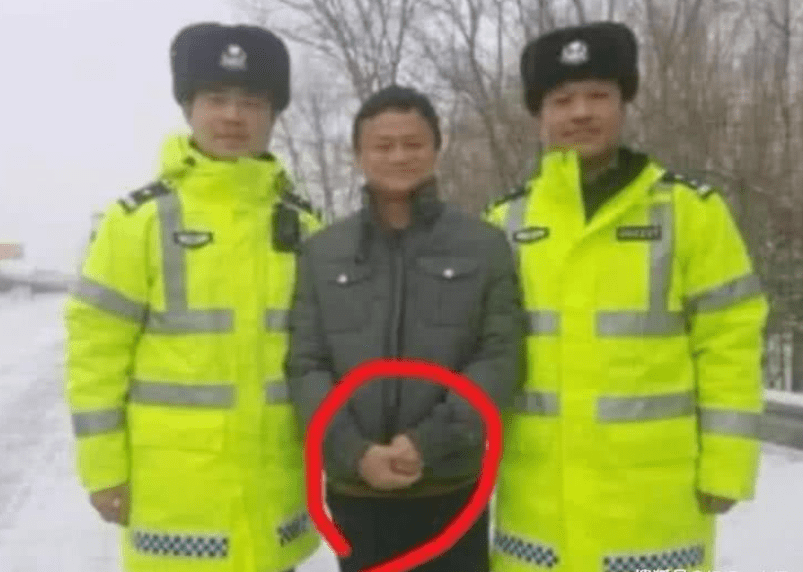 如何和警察叔叔正确合影黄渤王菲像犯了事薛之谦正确打开方式