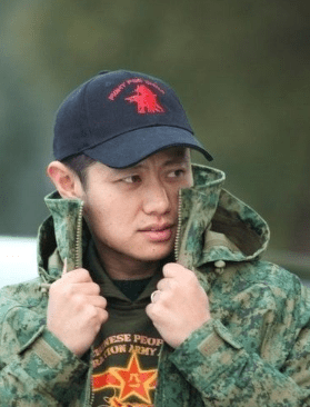 拍一部戏用了八个替身,为等他剧组停工半年,却没人敢说他耍大牌_赵荀