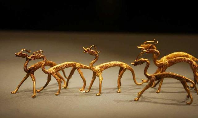 陕西历史博物馆有件骆驼载乐俑，专家看到，说：它在现实中不可能