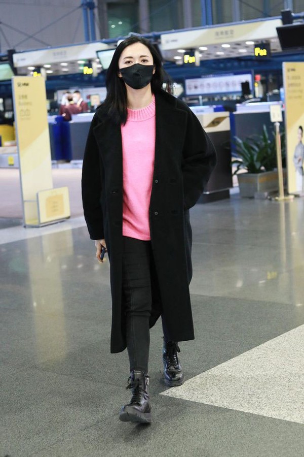 姚晨真懂扮嫩之道黑色大衣配粉色毛衣优雅大气还很减龄