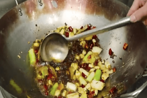 怎么加热饭菜用锅 8d5fdb79140748d8aff237ed8162b60c.png