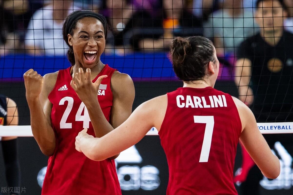 本赛季美国女排副攻奥格博古突然爆发,成为了伊萨奇巴希女排网上长城