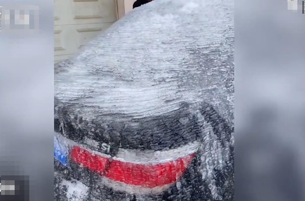 堵车库门不留电话被泼水成冰车（图）