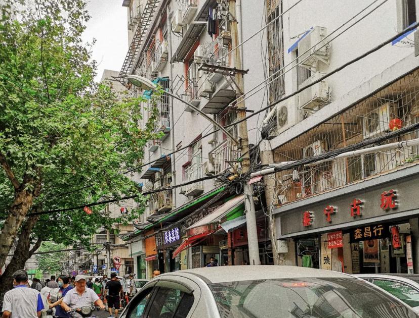 武汉最大的旧货市场，藏在热闹的步行街附近，游客常来淘古玩