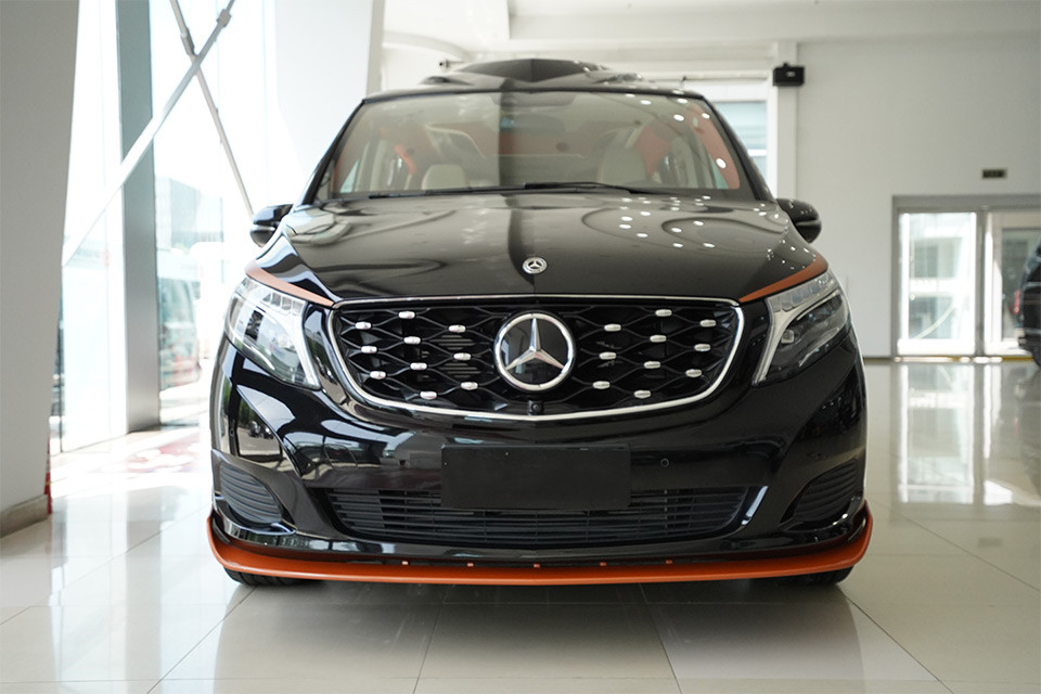 奔驰傲旋大白鲨 车体贯穿式流线彩条 豪华游艇级内部装