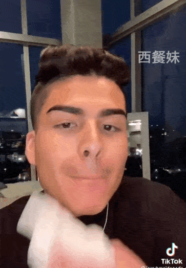 原创tiktok网红嘴上涂助勃膏丰唇视频走红迷惑大赏