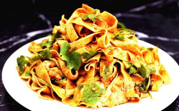 干豆腐不炒也不炖,教您做成凉拌菜,十分钟搞定,好吃到碗底精光