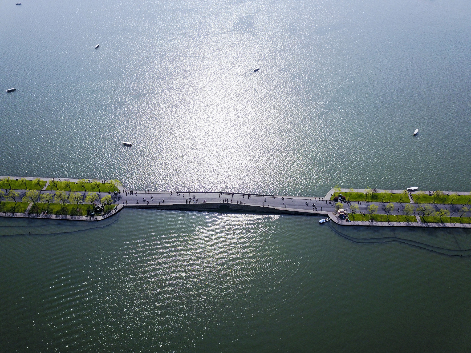 航拍杭州西湖水天一色美极了，春节周边游就选西湖，还不用门票
