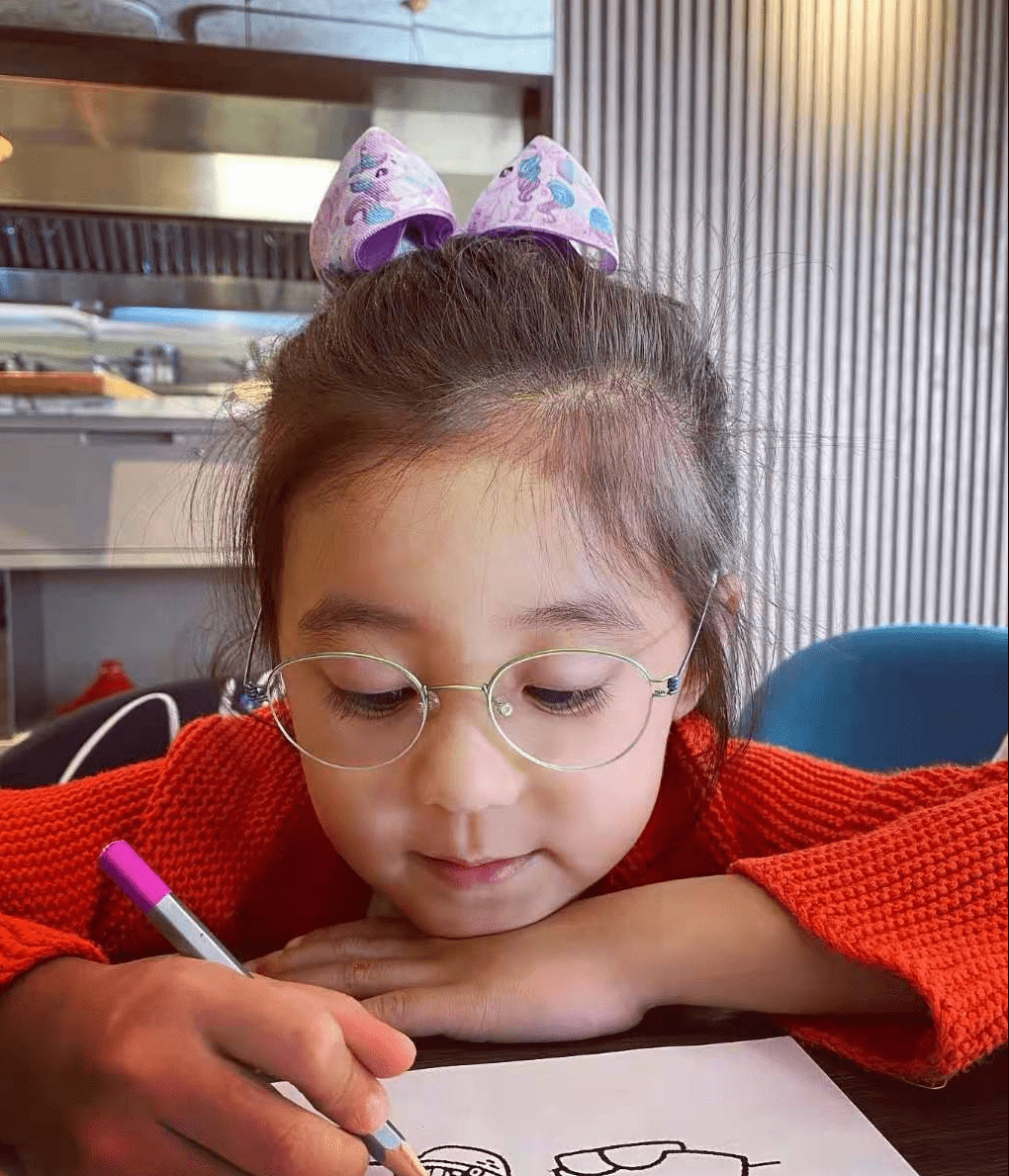 有人说咘咘戴上了眼镜,依旧可爱迷人;有的表示关心,为她加油,视力一定