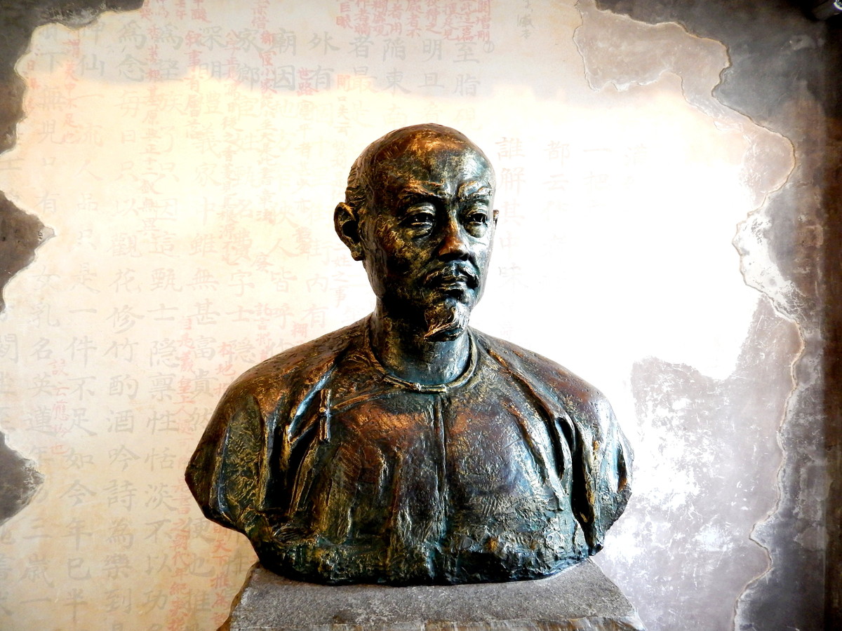 "脂砚斋大概是解《红楼梦》的第一人,甲戌本《石头记》第一回眉批:"能