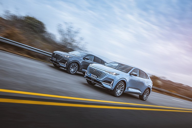 时速超200kmh的硬核实力长安unik挑战多种严苛路况