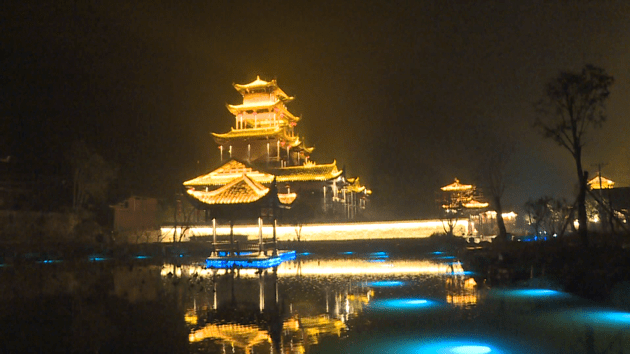 龙山:惹巴拉夜景怡人 年味浓