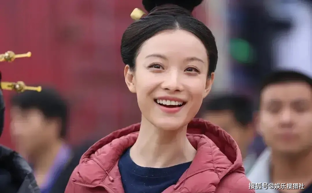 原创女大十八变倪妮初中毕业照曝光身穿蓝色校服扎着马尾辫面庞青涩