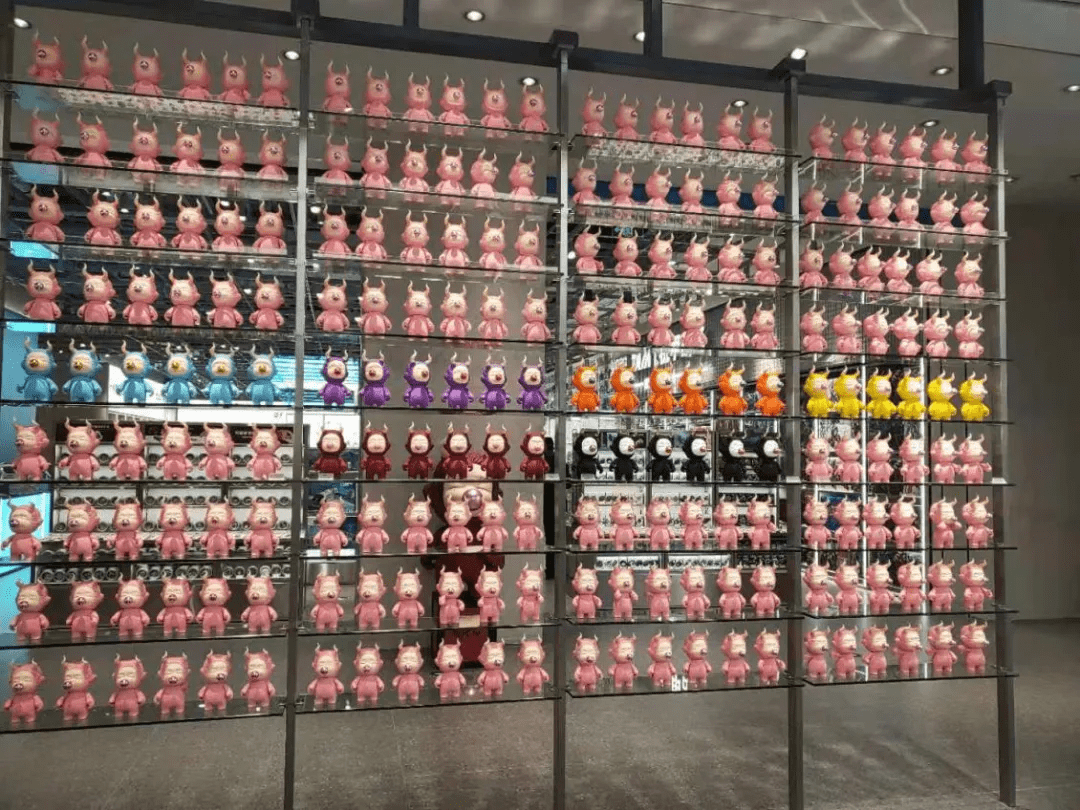 探店|kk集团潮玩店x11:联名手办火热,背后是年轻人的情绪投射