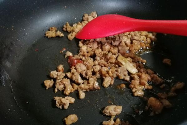炒肉末怎么才能不粘成一坨 40edccf0983f438aba62328f2b33230e.jpeg