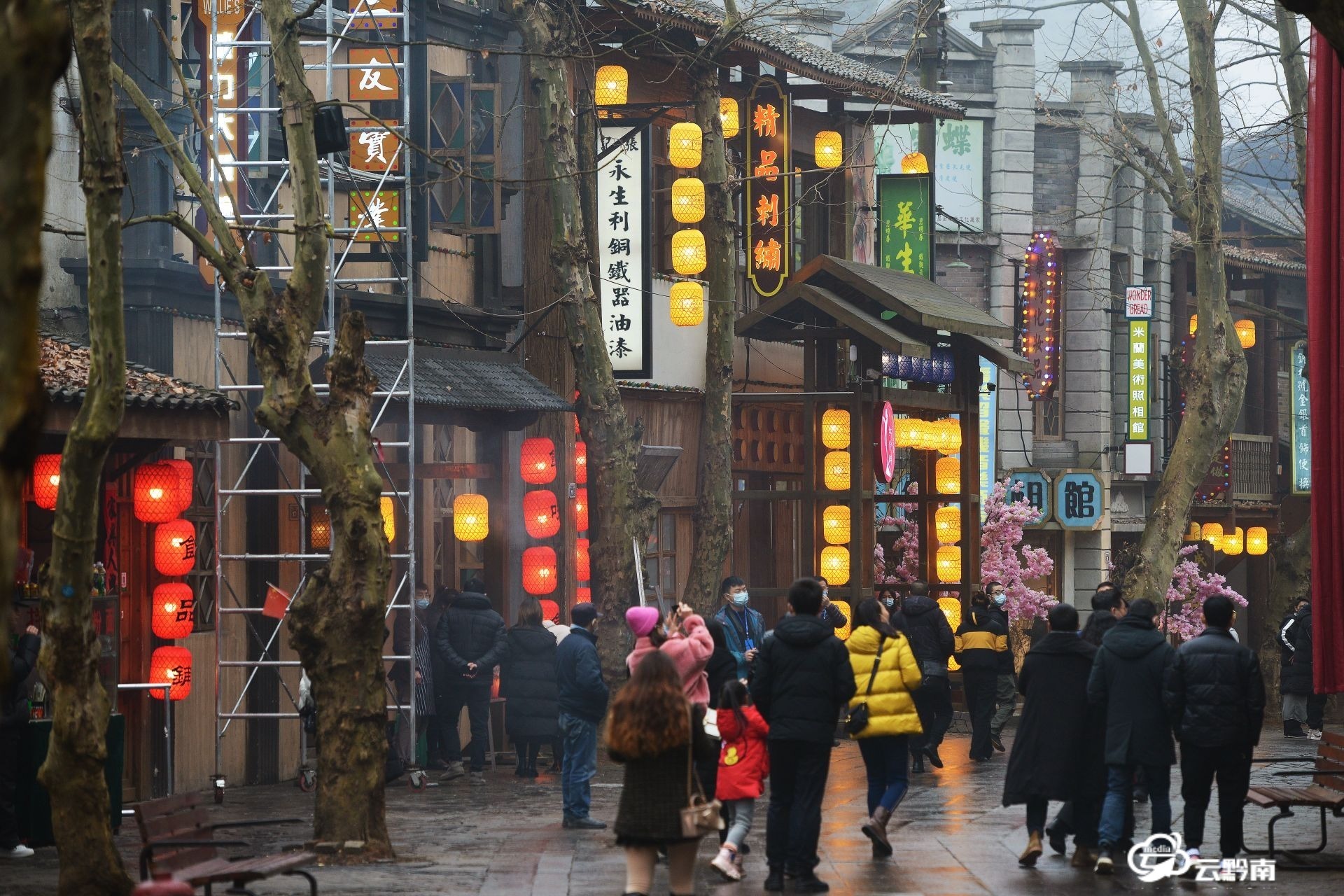 贵州首个全沉浸互动式演艺景区炬蜂民国欢乐小镇试运营