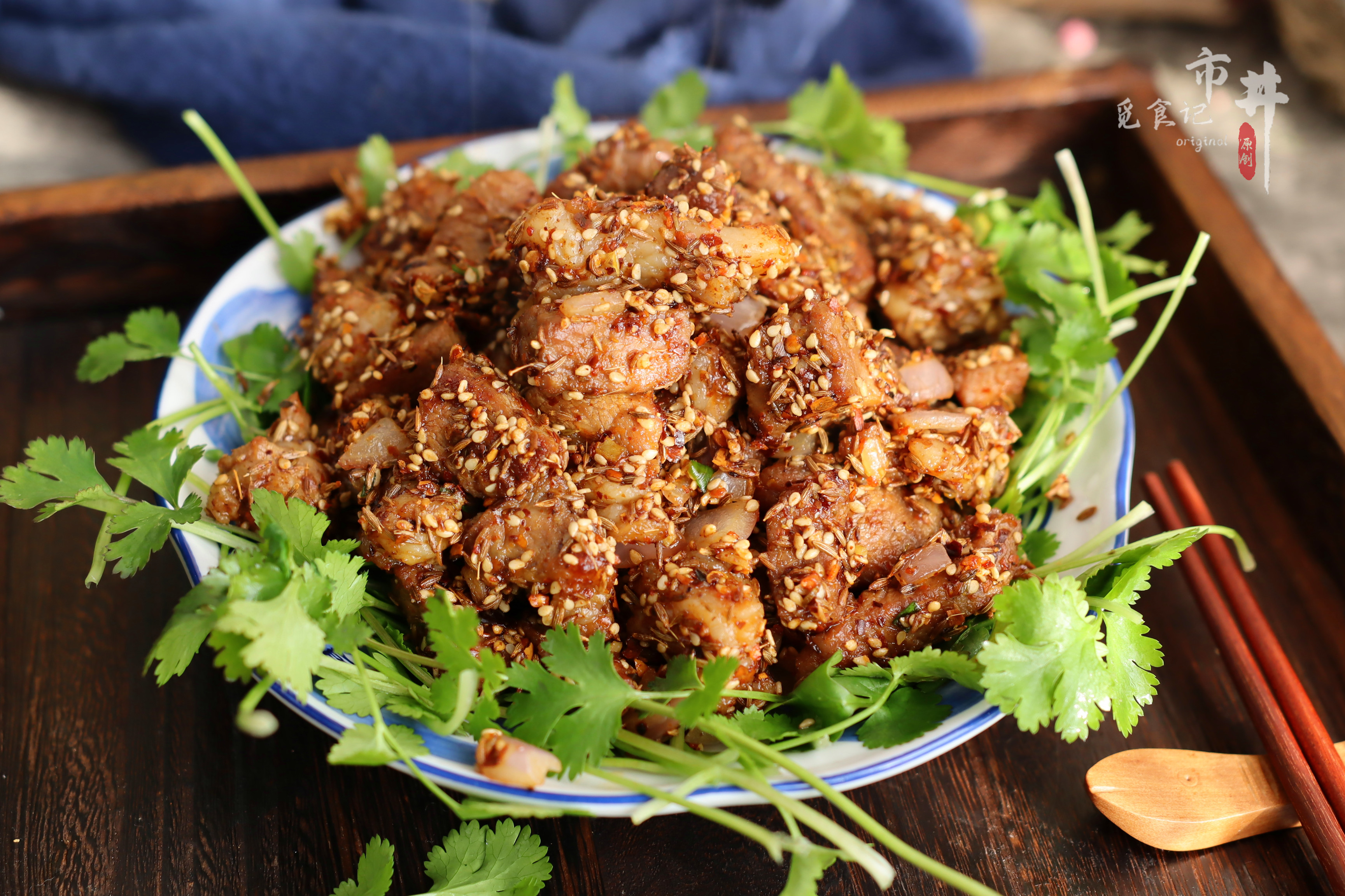 所需食材:羊肉,香菜,洋葱,孜然粒,辣椒粉