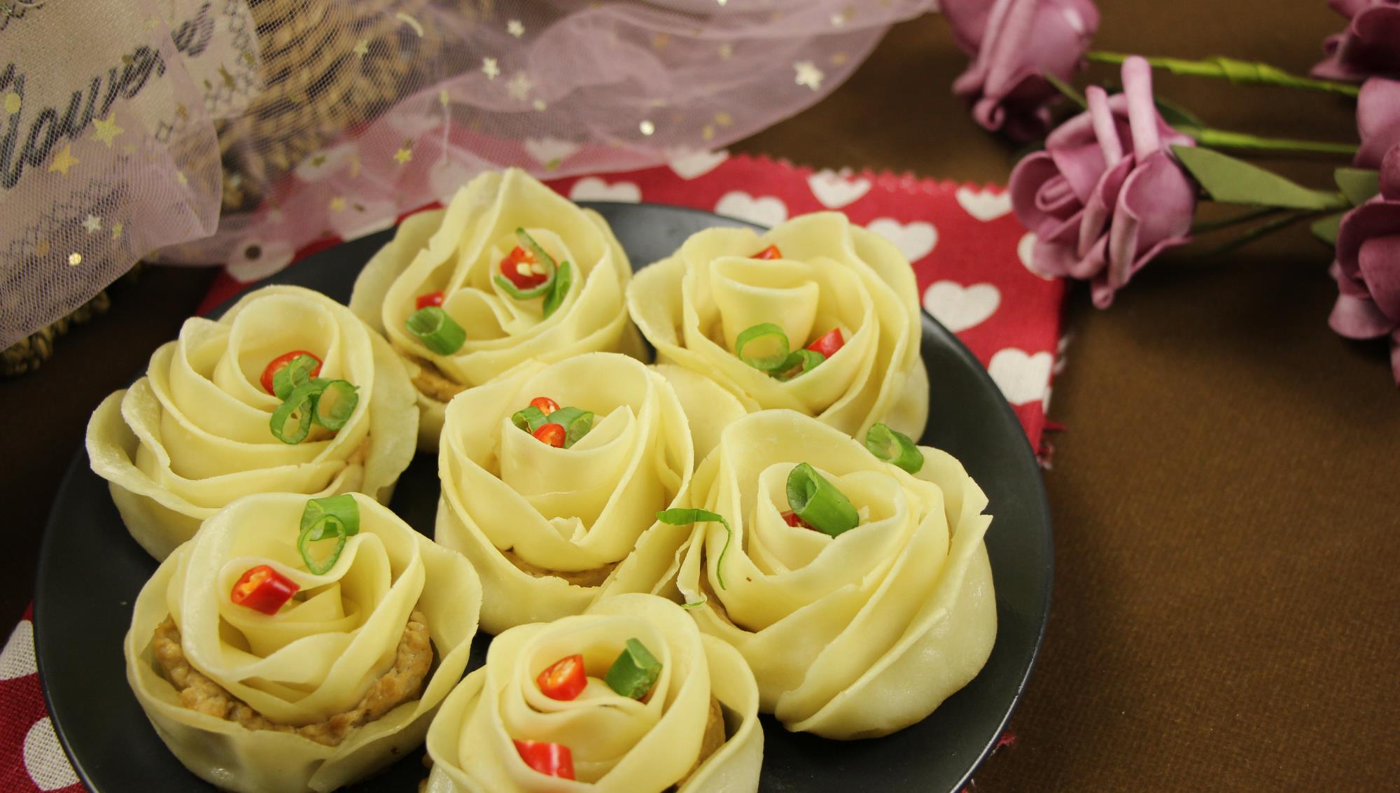 那不妨把两者结合起来,就成了我们今天这个主角,玫瑰花煎饺,这道美食