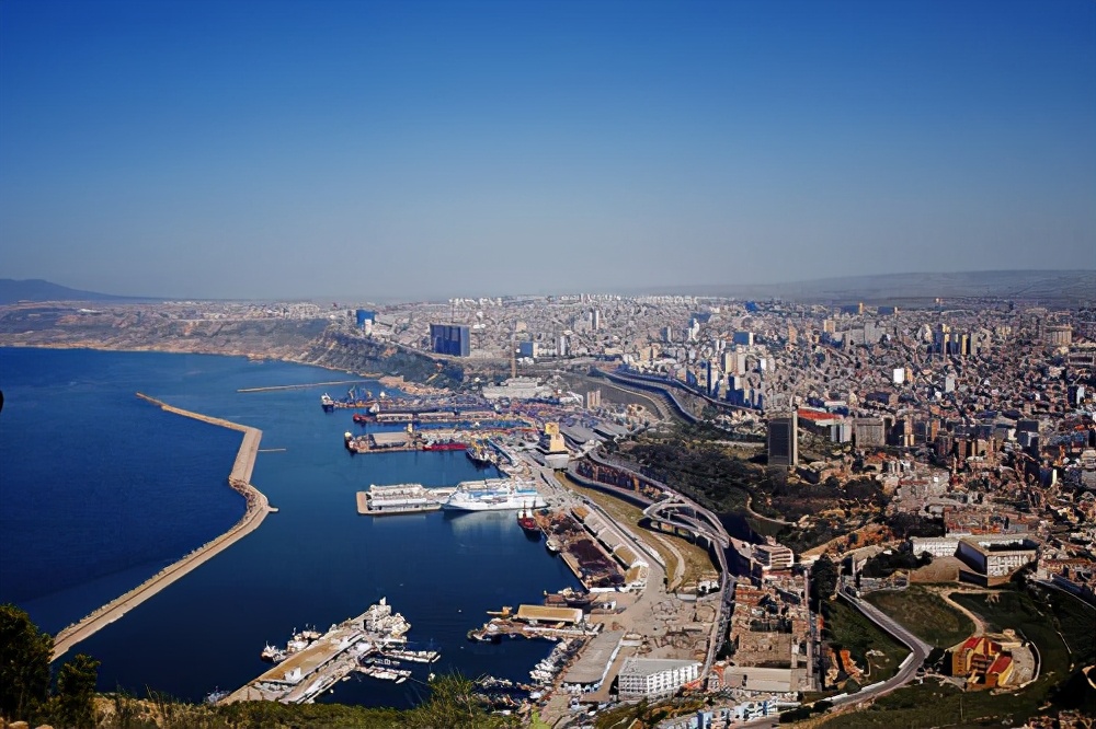 奥兰是一座普通城市,很安静.