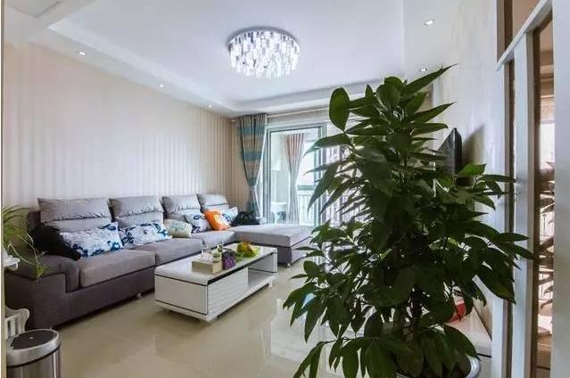 齐家敏敏带大家看看屋内的装修,餐厅放到门口的位置了,因为这边位置