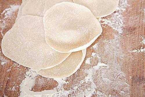 我们还将选取五个水饺,分别包入棉花糖,花生米,大红枣;吃到特殊饺子的